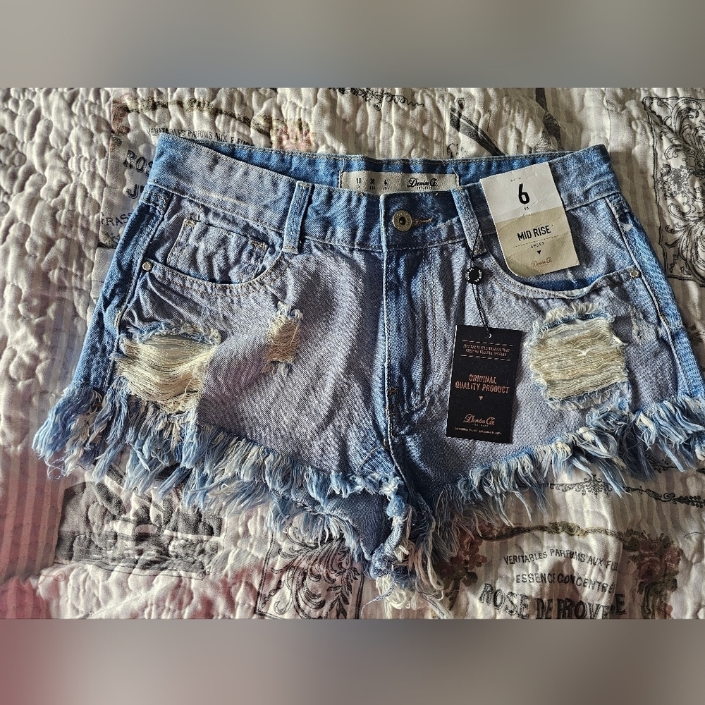 NWT Denim & Co Jean Shorts MID RISE DISTRESSED SIZE 6